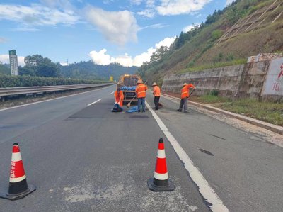 2024年7月30日,信豐公路分中心組織工作人員修補公路路面坑槽。