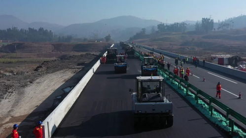 牛 云南首次無人駕駛攤鋪高速公路路面,看這里