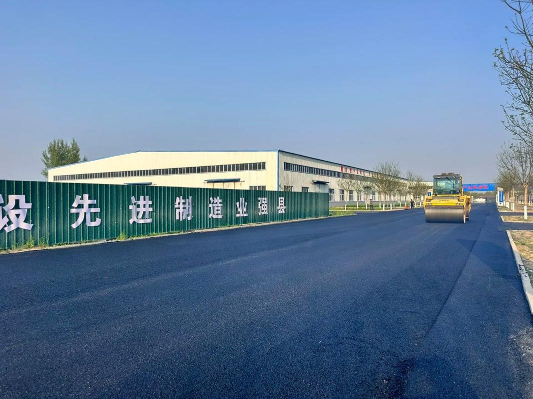 改造水泥路面,瀝青底層攤鋪完成#瀝青攤鋪施工 #施工現場實 - 抖