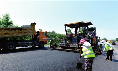 咸寧日?qǐng)?bào) 戰(zhàn)高溫鋪路忙