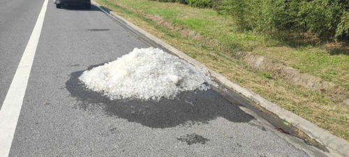 如東公路分中心 及時清除路面冰塊，保障公路通行安全