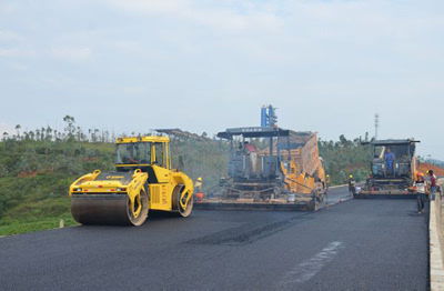 平文高速公路瀝青路面試驗段順利通過驗收，中鐵二十三局三公司穩步推進路橋附屬工程